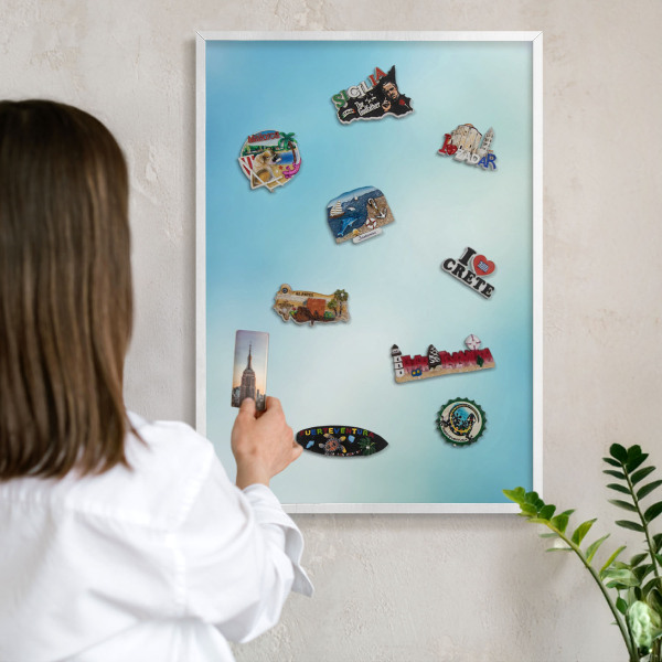 Magnettafel aus Metall für Souvenirs in weißem Rahmen Blauer Himmel