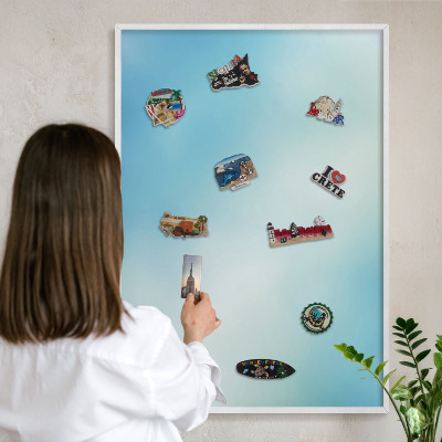 Magnettafel aus Metall für Souvenirs in weißem Rahmen Blauer Himmel