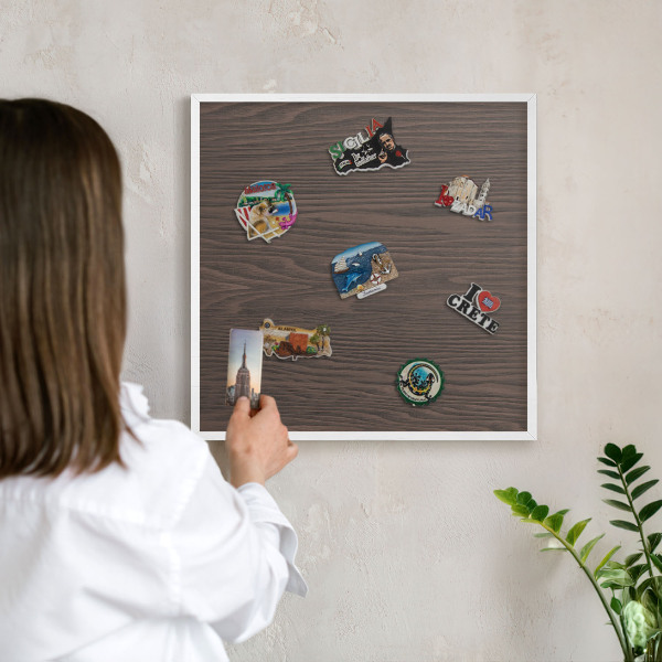 Magnettafel aus Metall für Souvenirs in weißem Rahmen Naturholz