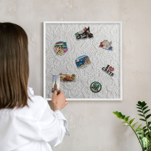 Magnettafel aus Metall für Souvenirs in weißem Rahmen Durchbrochene Eleganz
