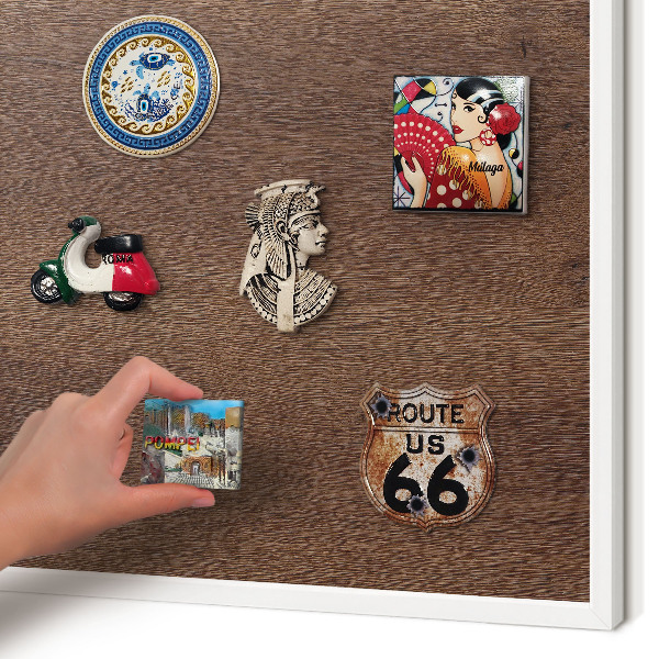 Wand-Magnettafel für Reisesouvenirs mit weißem Rahmen Braunes Holz