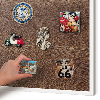 Wand-Magnettafel für Reisesouvenirs mit weißem Rahmen Braunes Holz