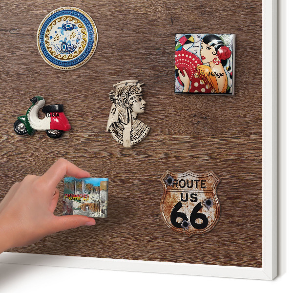 Wand-Magnettafel für Reisesouvenirs mit weißem Rahmen Braunes Holz