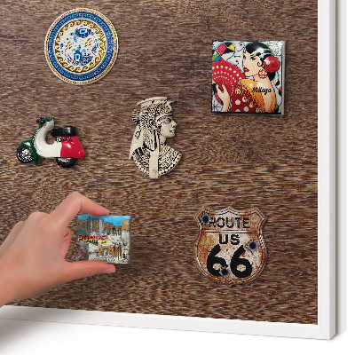 Wand-Magnettafel für Reisesouvenirs mit weißem Rahmen Braunes Holz