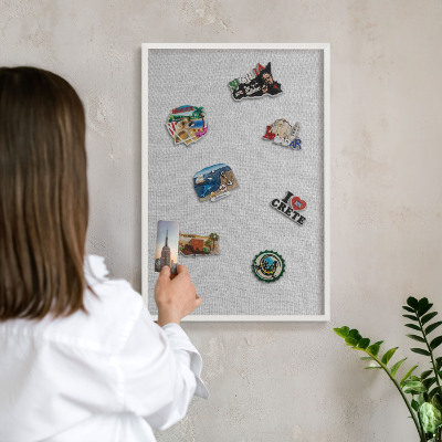 Wand-Magnettafel für Reisesouvenirs mit weißem Rahmen Subtile Eleganz