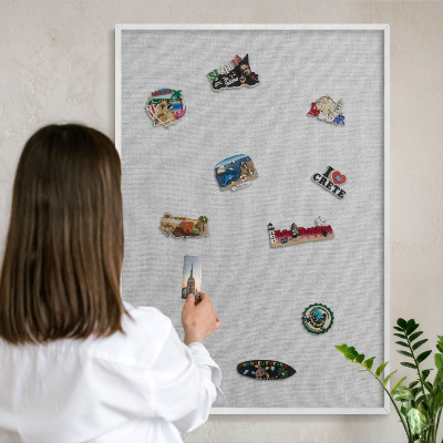 Wand-Magnettafel für Reisesouvenirs mit weißem Rahmen Subtile Eleganz