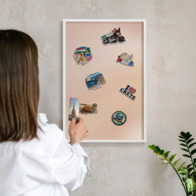 Wand-Magnettafel für Reisesouvenirs mit weißem Rahmen Zartes Beige