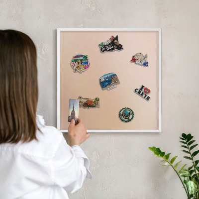 Wand-Magnettafel für Reisesouvenirs mit weißem Rahmen Zartes Beige