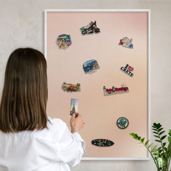 Wand-Magnettafel für Reisesouvenirs mit weißem Rahmen Zartes Beige