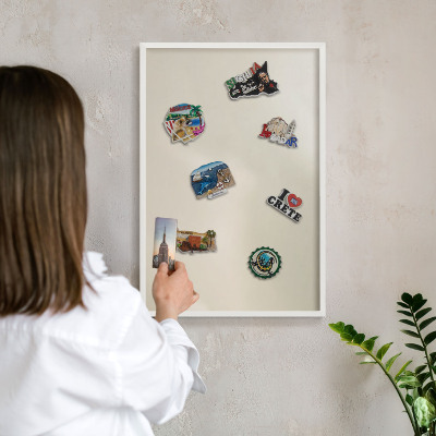 Magnettafel aus Metall für Souvenirs in weißem Rahmen Nebelton