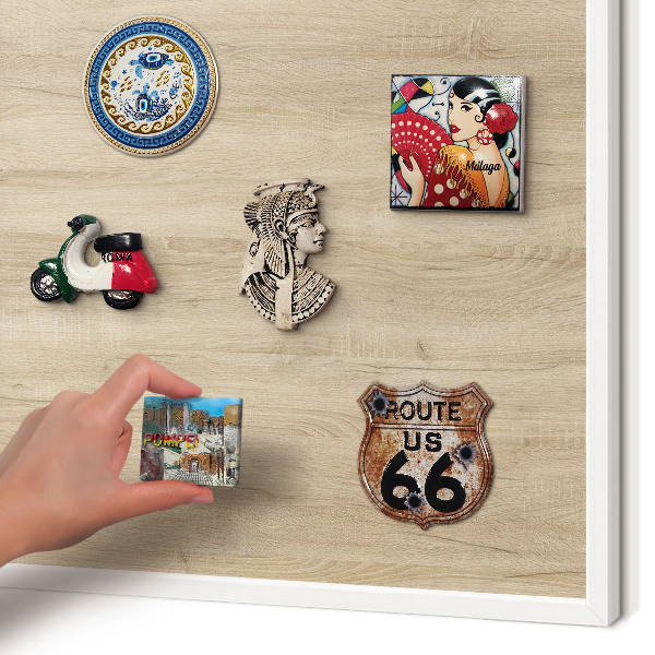 Wand-Magnettafel für Reisesouvenirs mit weißem Rahmen Holzhintergrund