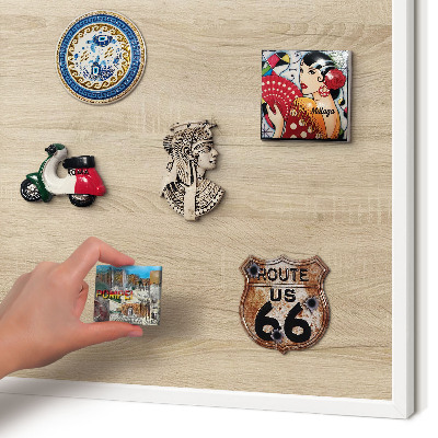 Wand-Magnettafel für Reisesouvenirs mit weißem Rahmen Holzhintergrund