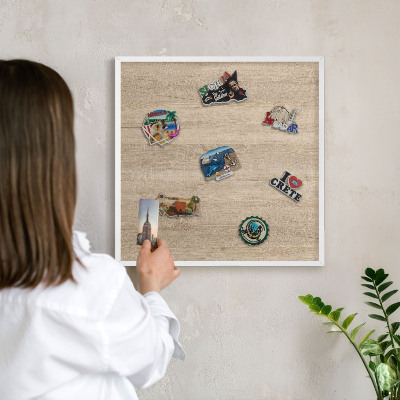 Wand-Magnettafel für Reisesouvenirs mit weißem Rahmen Holzhintergrund