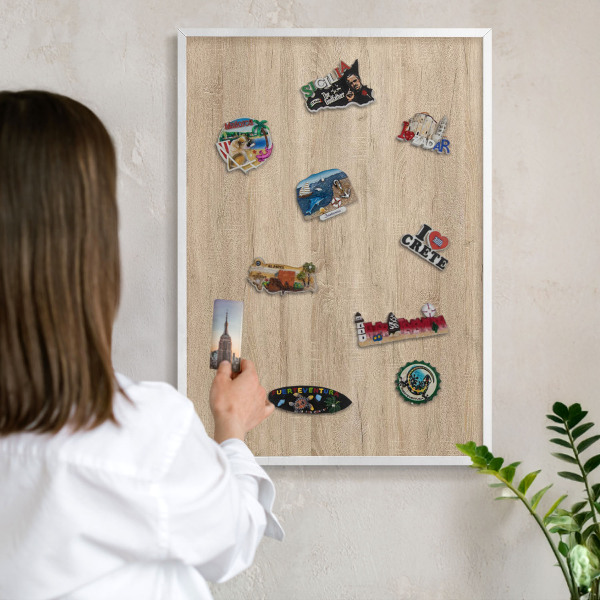 Wand-Magnettafel für Reisesouvenirs mit weißem Rahmen Holzhintergrund