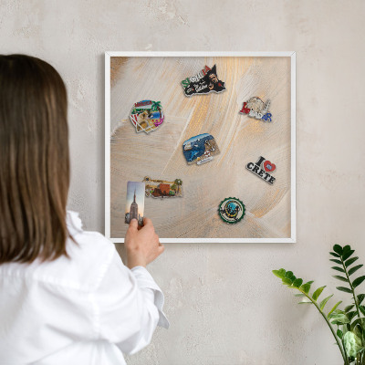 Magnettafel aus Metall für Souvenirs in weißem Rahmen Elegante Abstraktion