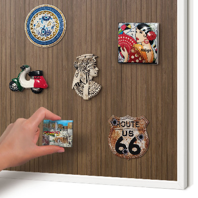 Magnettafel aus Metall für Souvenirs in weißem Rahmen Holzhintergrund