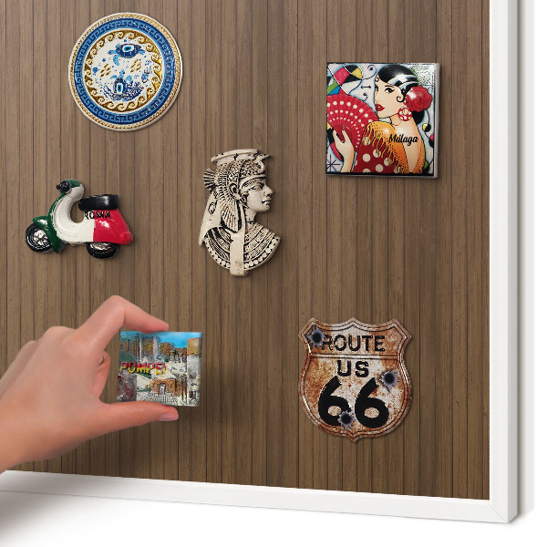Magnettafel aus Metall für Souvenirs in weißem Rahmen Holzhintergrund
