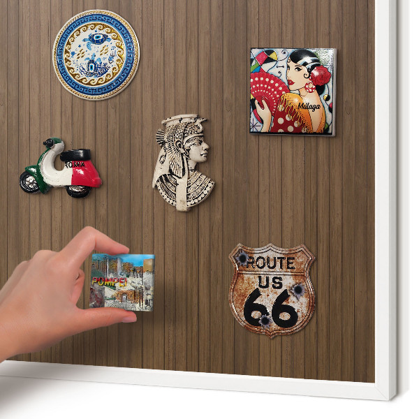 Magnettafel aus Metall für Souvenirs in weißem Rahmen Holzhintergrund