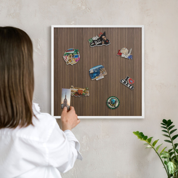 Magnettafel aus Metall für Souvenirs in weißem Rahmen Holzhintergrund