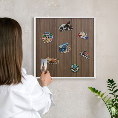 Magnettafel aus Metall für Souvenirs in weißem Rahmen Holzhintergrund