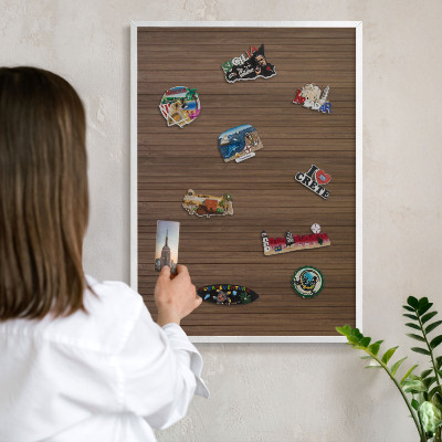 Magnettafel aus Metall für Souvenirs in weißem Rahmen Holzhintergrund