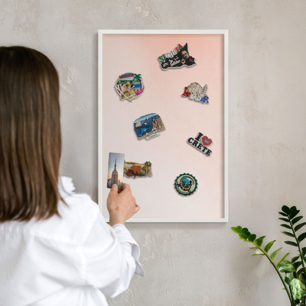 Wand-Magnettafel für Reisesouvenirs mit weißem Rahmen Pastellfarbener Charme