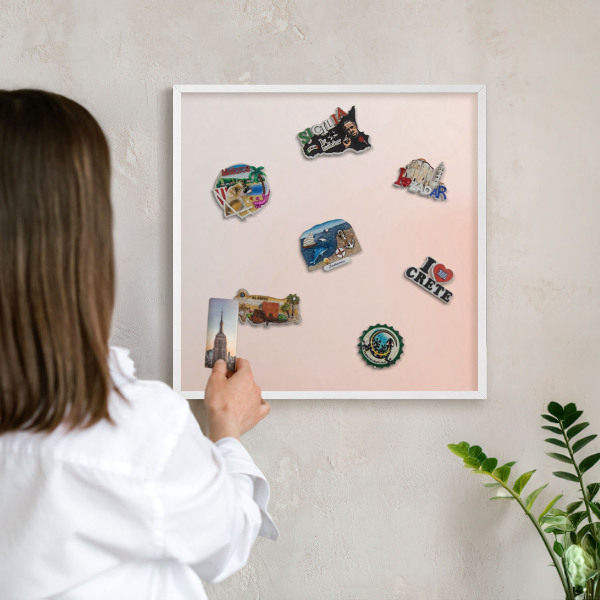 Wand-Magnettafel für Reisesouvenirs mit weißem Rahmen Pastellfarbener Charme