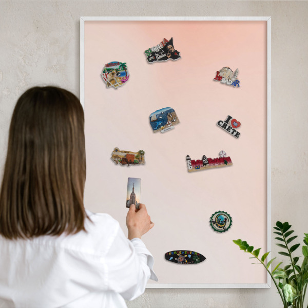 Wand-Magnettafel für Reisesouvenirs mit weißem Rahmen Pastellfarbener Charme