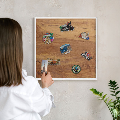 Magnettafel aus Metall für Souvenirs in weißem Rahmen Naturholz