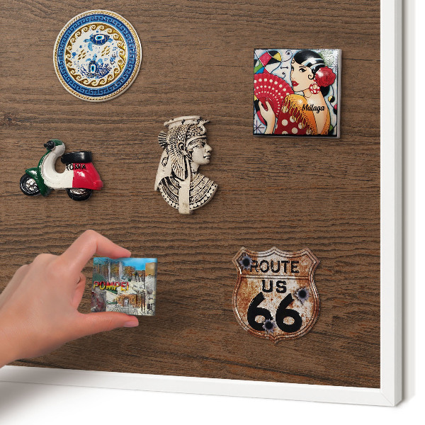 Magnettafel aus Metall für Souvenirs in weißem Rahmen Holzstruktur