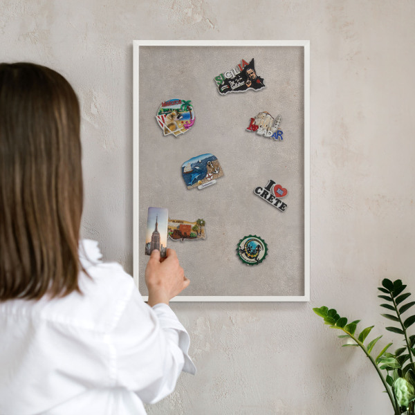 Magnettafel aus Metall für Souvenirs in weißem Rahmen Neutrale Eleganz
