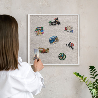Wand-Magnettafel für Reisesouvenirs mit weißem Rahmen Zarte Eleganz
