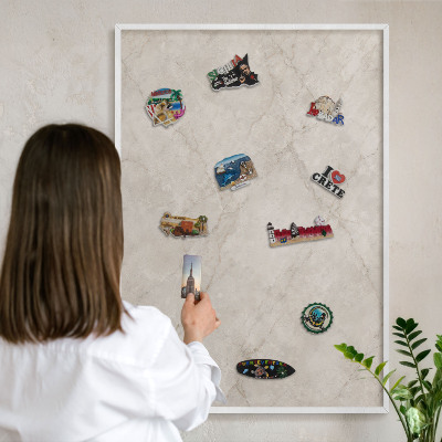 Magnettafel aus Metall für Souvenirs in weißem Rahmen Natürliche Eleganz
