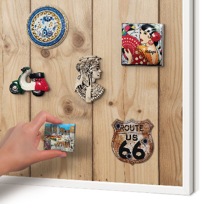 Magnettafel aus Metall für Souvenirs in weißem Rahmen Holzstruktur