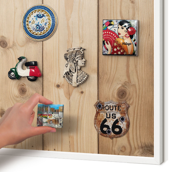 Magnettafel aus Metall für Souvenirs in weißem Rahmen Holzstruktur