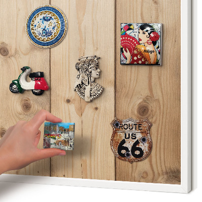 Magnettafel aus Metall für Souvenirs in weißem Rahmen Holzstruktur