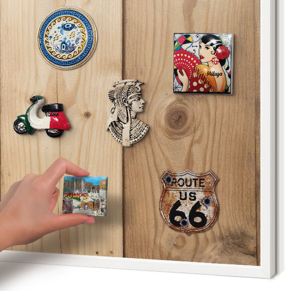 Magnettafel aus Metall für Souvenirs in weißem Rahmen Holzstruktur