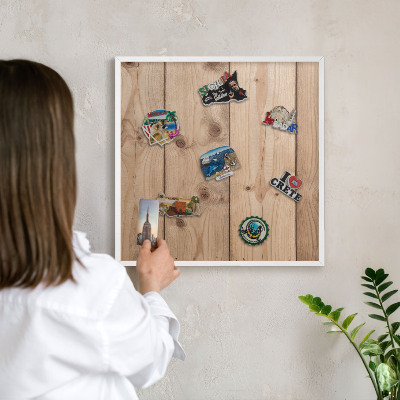Magnettafel aus Metall für Souvenirs in weißem Rahmen Holzstruktur