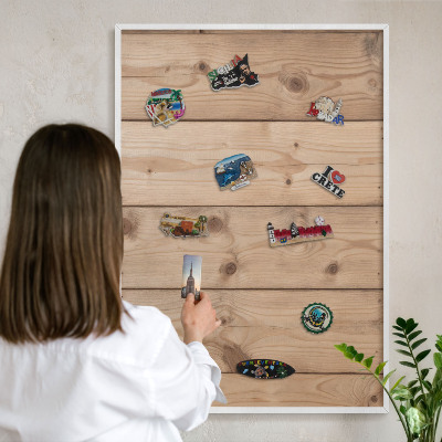 Magnettafel aus Metall für Souvenirs in weißem Rahmen Holzstruktur
