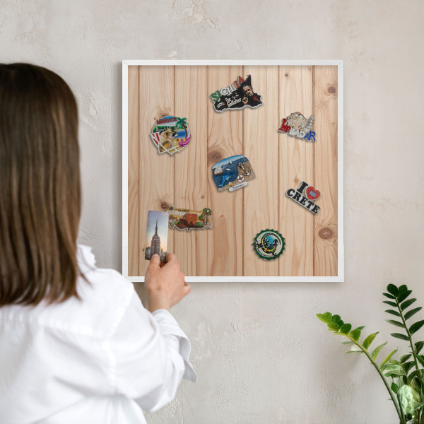 Wand-Magnettafel für Reisesouvenirs mit weißem Rahmen Holzmuster