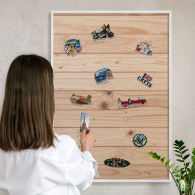 Wand-Magnettafel für Reisesouvenirs mit weißem Rahmen Holzmuster