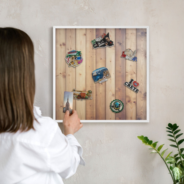 Magnettafel aus Metall für Souvenirs in weißem Rahmen Holzbretter