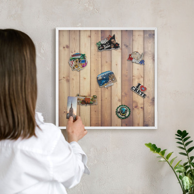 Magnettafel aus Metall für Souvenirs in weißem Rahmen Holzbretter