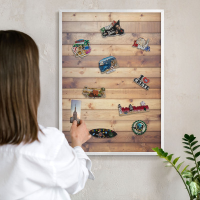 Magnettafel aus Metall für Souvenirs in weißem Rahmen Holzbretter
