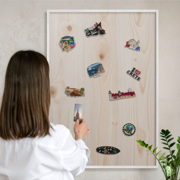 Magnettafel aus Metall für Souvenirs in weißem Rahmen Holzmuster