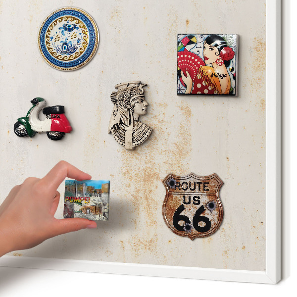 Magnettafel aus Metall für Souvenirs in weißem Rahmen Rostige Textur