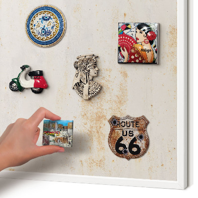 Magnettafel aus Metall für Souvenirs in weißem Rahmen Rostige Textur