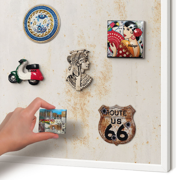 Magnettafel aus Metall für Souvenirs in weißem Rahmen Rostige Textur