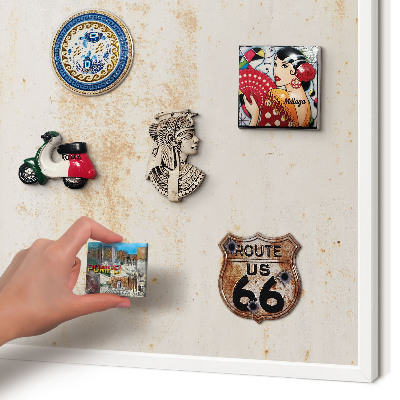 Magnettafel aus Metall für Souvenirs in weißem Rahmen Rostige Textur