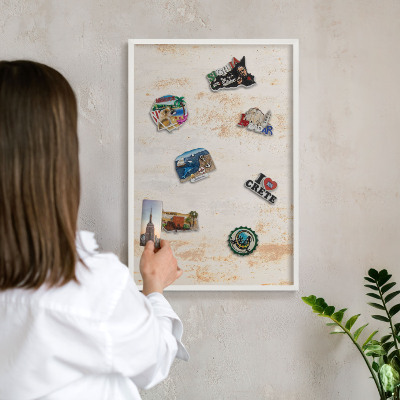 Magnettafel aus Metall für Souvenirs in weißem Rahmen Rostige Textur